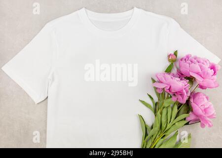 Pink plain women's t-shirt mockup with front and back views, isolated on  transparent background, genetaive ai 24912400 PNG