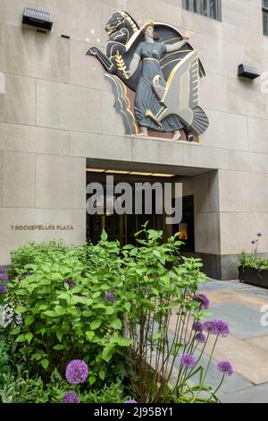 Progress, Intaglio Carving, 1 Rockefeller Center, NYC  2022 Stock Photo