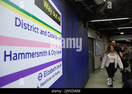 London, UK, 20 May 2022: Signage at Paddington station ready for the Elizabeth Line's imminent opening. Although formally opened by HRH The Queen this week, the new line won't open to the public until Tuesday 24 May. Anna Watson/Alamy Live News Stock Photo