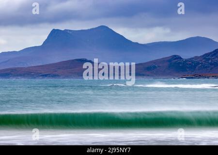 Waves breaking on the beach at Mellon Udrigle, with Beinn Ghobhlach beyond, Wester Ross, Scotland, UK Stock Photo