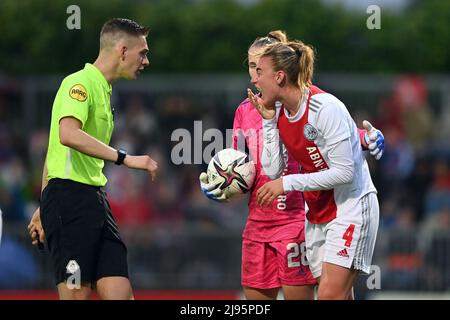 Amsterdam, Netherlands. 20th May, 2022. Amsterdam - Lisa Doorn of Ajax during the Dutch Eredivisie women's match between Ajax and FC Twente at sports complex De Toekomst on May 20, 2022 in Amsterdam, Netherlands. ANP OLAF KRAAK Credit: ANP/Alamy Live News