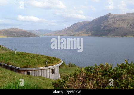 Little Loch Bloom in NW Scotland, Ross & Cromarty, overlooked by mountains Sail Mhor and further giant An Teallach. Mid May. Beautiful calm scenery Stock Photo