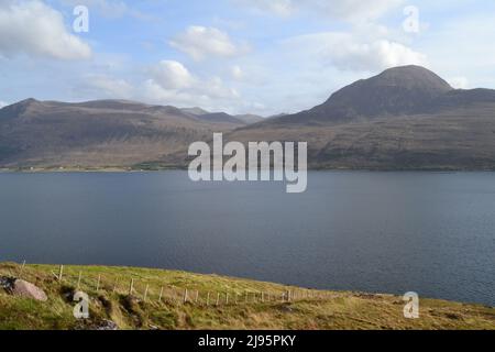 Little Loch Bloom in NW Scotland, Ross & Cromarty, overlooked by mountains Sail Mhor and further giant An Teallach. Mid May. Beautiful calm scenery Stock Photo