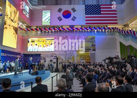 Pyeongtaek, South Korea. 20th May, 2022. U.S President Joe Biden, delivers remarks as South Korean President Yoon Suk-yeol, left, looks on during a visit to the Samsung Electronics Pyeongtaek campus, May 20, 2022 in Pyeongtaek, South Korea. Credit: Adam Schultz/White House Photo/Alamy Live News Stock Photo