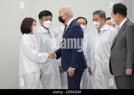 Pyeongtaek, South Korea. 20th May, 2022. U.S President Joe Biden, greets staff as South Korean President Yoon Suk-yeol, right, looks on during a visit to the Samsung Electronics Pyeongtaek campus, May 20, 2022 in Pyeongtaek, South Korea. Credit: Adam Schultz/White House Photo/Alamy Live News Stock Photo