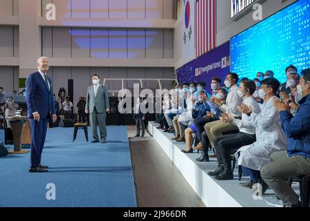 Pyeongtaek, South Korea. 20th May, 2022. U.S President Joe Biden, delivers remarks as South Korean President Yoon Suk-yeol, leftt, looks on during a visit to the Samsung Electronics Pyeongtaek campus, May 20, 2022 in Pyeongtaek, South Korea. Credit: Adam Schultz/White House Photo/Alamy Live News Stock Photo