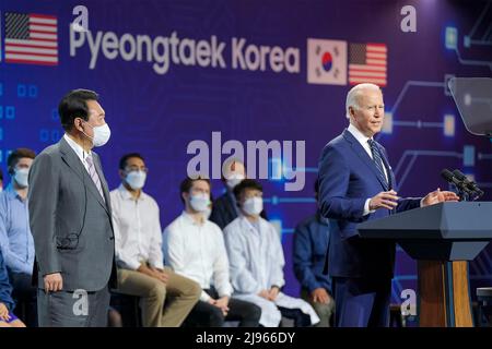 Pyeongtaek, South Korea. 20th May, 2022. U.S President Joe Biden, delivers remarks as South Korean President Yoon Suk-yeol, left, looks on during a visit to the Samsung Electronics Pyeongtaek campus, May 20, 2022 in Pyeongtaek, South Korea. Credit: Adam Schultz/White House Photo/Alamy Live News Stock Photo