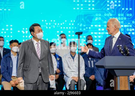 Pyeongtaek, South Korea. 20th May, 2022. U.S President Joe Biden, delivers remarks as South Korean President Yoon Suk-yeol, left, looks on during a visit to the Samsung Electronics Pyeongtaek campus, May 20, 2022 in Pyeongtaek, South Korea. Credit: Adam Schultz/White House Photo/Alamy Live News Stock Photo