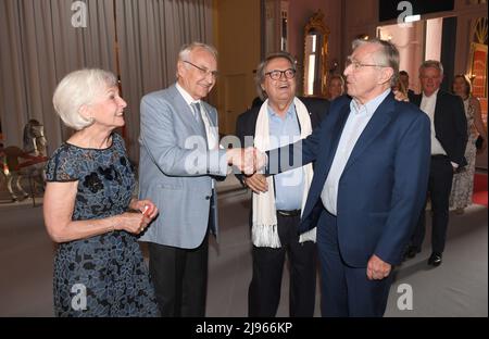 Munich, Germany. 20th May, 2022. Politician and former Minister President of the Free State of Bavaria, Edmund Stoiber (2nd from left) and his wife Karin (l) show off with Helmut Markwort (3rd from left) and entrepreneur Erich Sixt (r) at Helmut Markwort's 85th birthday party. The journalist, media entrepreneur and politician Markwort celebrates his birthday at the Theaterfabrik in Munich. Credit: Felix Hörhager/dpa/Alamy Live News Stock Photo