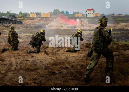 German soldiers assigned to the 212th Panzergrenadier Battalion, 21st Panzer Brigade, 1st Panzer Division engage targets during a live-fire exercise as part of Defender Europe at Oberlausitz Training Area, Germany, May 17, 2022. Defender Europe 22 is a series of U.S. Army Europe and Africa multinational training exercises in Eastern Europe. The exercise demonstrates U.S. Army Europe and Africa’s ability to conduct large-scale ground combat operations across multiple theaters supporting NATO. (U.S. Army National Guard photo by Staff Sgt. Gabriel Rivera) Stock Photo