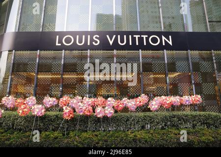 Louis Vuitton X:ssä: The Capucines in Shanghai. #DilrabaDilmurat