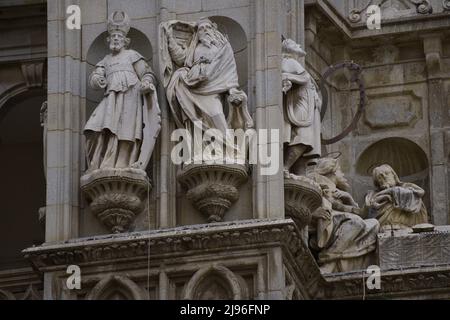 Spain, Castile-La Mancha, Toledo. Cathedral of Saint Mary. Built in Gothic style between 1227 and 1493. Sculptures of bishops and distinguished figures located on the main facade (on one side of the Door of Forgiveness). Stock Photo