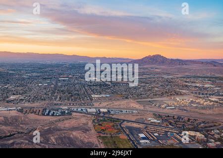 Sunset aerial view of the Frenchman Mountain and cityscape of Las Vegas ...