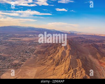 Sunset aerial view of the Frenchman Mountain and cityscape of Las Vegas ...