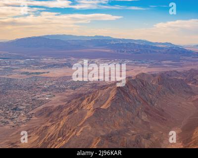 Sunset aerial view of the Frenchman Mountain and cityscape of Las Vegas ...