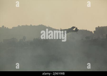 Air Tractor AT-802 Fire fighting aircraft extinguishing a fire Stock Photo