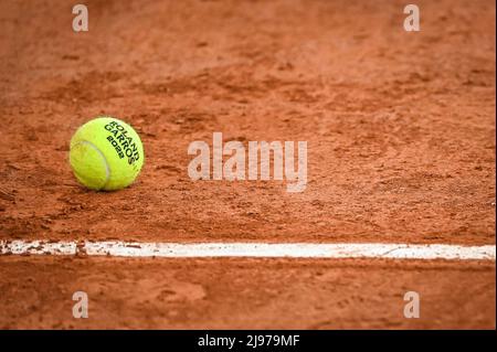 Paris, France, France. 20th May, 2022. Illustration of the official ball during a training session of Roland-Garros 2022, French Open 2022, Grand Slam tennis tournament at the Roland-Garros stadium on May 20, 2022 in Paris, France. (Credit Image: © Matthieu Mirville/ZUMA Press Wire) Stock Photo