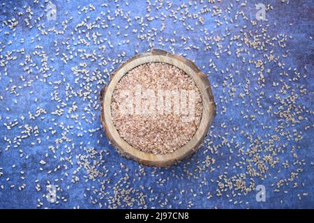 Raw whole dried Matta red parboiled rice Stock Photo - Alamy
