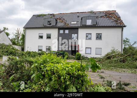 Lippstadt, Germany. 21st May, 2022. View of a residential building with a damaged roof. One day after the tornado, cleanup work has begun in the city center. Credit: David Inderlied/dpa/Alamy Live News Stock Photo