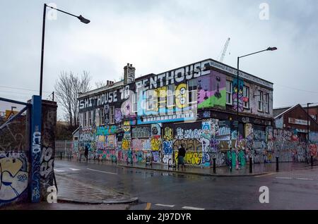 Shithouse to Penthouse Graffiti on Lord Napier pub in Hackney Wick, East London. Stock Photo