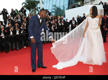 Cannes, France. 20th May, 2022. Actor Idris Elba (L) and his wife Sabrina Dhowre Elba arrive for the screening of the film 'Three Thousand Years of Longing' during the 75th edition of the Cannes Film Festival in Cannes, southern France, on May 20, 2022. Credit: Gao Jing/Xinhua/Alamy Live News Stock Photo