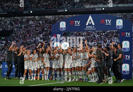 Foto  Spada/LaPresse  16 Maggio  2022 - Torino, Italia  Sport, Calcio  Juventus vs Lazio - Campionato italiano di calcio Serie A TIM 2021/2022 - Stadio Allianz Nella foto: premiazione Juventus femminile   Photo Spada/LaPresse  May 16  , 2022 - Turin ,Italy Sport, Soccer  Juventus vs Lazio -  - Italian Serie A Football Championship 2021/2022 - Allianz Stadium In the photo:  Juventus womens awards/ PRESSINPHOTO Stock Photo