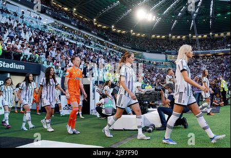 Foto  Spada/LaPresse  16 Maggio  2022 - Torino, Italia  Sport, Calcio  Juventus vs Lazio - Campionato italiano di calcio Serie A TIM 2021/2022 - Stadio Allianz Nella foto: premiazione Juventus femminile   Photo Spada/LaPresse  May 16  , 2022 - Turin ,Italy Sport, Soccer  Juventus vs Lazio -  - Italian Serie A Football Championship 2021/2022 - Allianz Stadium In the photo:  Juventus womens awards/ PRESSINPHOTO Stock Photo