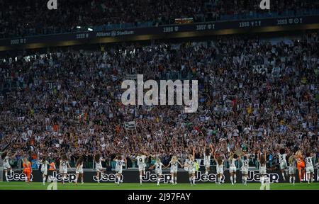 Foto  Spada/LaPresse  16 Maggio  2022 - Torino, Italia  Sport, Calcio  Juventus vs Lazio - Campionato italiano di calcio Serie A TIM 2021/2022 - Stadio Allianz Nella foto: premiazione Juventus femminile   Photo Spada/LaPresse  May 16  , 2022 - Turin ,Italy Sport, Soccer  Juventus vs Lazio -  - Italian Serie A Football Championship 2021/2022 - Allianz Stadium In the photo:  Juventus womens awards/ PRESSINPHOTO Stock Photo