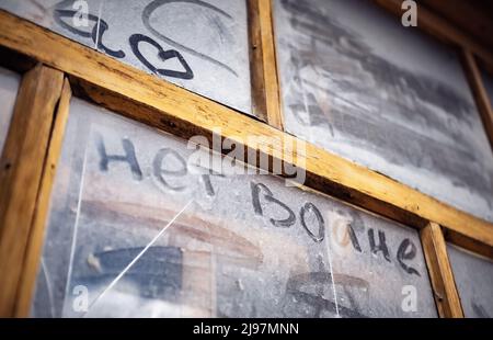 The note on dirty window in russian NO WAR editorial Stock Photo