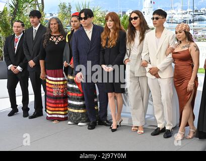 Cannes, France. 21st May, 2022. CANNES, FRANCE. May 21, 2022: Riley Keough, Ladainian Crazy Thunder, Gina Gammell & War Pony Cast at the photocall for War Pony at the 75th Festival de Cannes. Picture Credit: Paul Smith/Alamy Live News Stock Photo