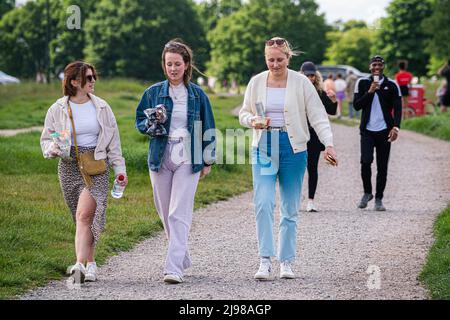 London UK, 21 May 2022. People relaxing in the  spring afternoon sunshine on Wimbledon Common, south west London with with warm consitions and high temperatures forecast for next week.Credit. amer ghazzal/Alamy Live News Stock Photo