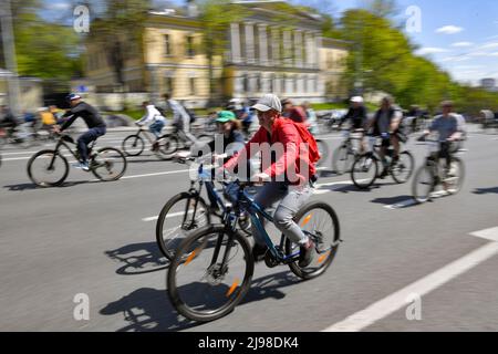 Moscow, Russia. 21st May, 2022. People take part in a bicycle festival in Moscow, Russia, May 21, 2022. The spring cycling festival started in Moscow on Saturday. Credit: Alexander Zemlianichenko Jr/Xinhua/Alamy Live News Stock Photo