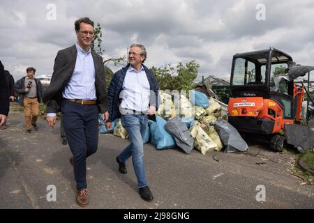 Paderborn, Germany. 21st May, 2022. Hendrik Wüst (CDU, l), Minister President of North Rhine-Westphalia, and Michael Dreier, Mayor of Paderborn, walk along fallen trees during their visit to the places where a tornado caused massive damage on Friday afternoon. Credit: Friso Gentsch/dpa/Alamy Live News Stock Photo