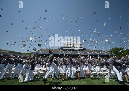 New York, USA. 21st May, 2022. Cadets celebrate by tossing their covers in the air after taking the Oath of Office inside Michie Stadium during the United States Military Academy West Point 2022 graduation ceremony, West Point, NY, May 21, 2022. This marks the first graduation where family members are allowed to attend in person since 2020. (Photo by Anthony Behar/Sipa USA) Credit: Sipa USA/Alamy Live News Stock Photo