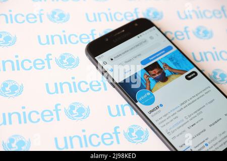 TERNOPIL, UKRAINE - MAY 2, 2022: UNICEF twitter account on smartphone screen - United Nations programm that provides humanitarian and developmental as Stock Photo