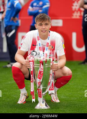 Sunderland's Callum Doyle celebrates with the trophy after the Sky Bet League One play-off final at Wembley Stadium, London. Picture date: Saturday May 21, 2022. Stock Photo