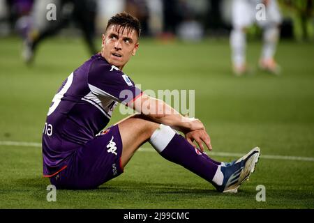 Florence, Italy. 21st May, 2022. Leonardo Bonucci of Juventus FC and  Krzysztof Piatek of ACF Fiorentina compete for the ball during the Serie A  2021/2022 football match between ACF Fiorentina and Juventus