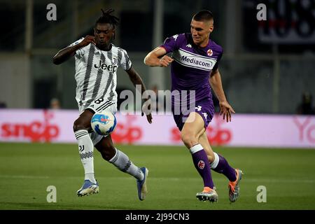 Florence, Italy. 21st May, 2022. Moise Kean of Juventus FC and Nikola  Milenkovic of ACF Fiorentina compete for the ball during the Serie A  2021/2022 football match between ACF Fiorentina and Juventus
