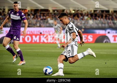 Florence, Italy. 21st May, 2022. Leonardo Bonucci of Juventus FC and  Krzysztof Piatek of ACF Fiorentina compete for the ball during the Serie A  2021/2022 football match between ACF Fiorentina and Juventus