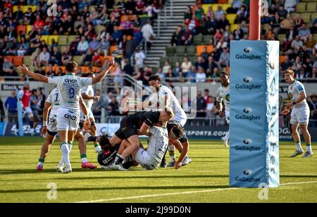 Jamie George and Aled Davies of Saracens support Romtimi Segun of Saracens during the Gallagher Premiership Rugby match between Saracens and Northampton Saints at the StoneX Stadium, London, England on 21 May 2022. Photo by Phil Hutchinson. Editorial use only, license required for commercial use. No use in betting, games or a single club/league/player publications. Credit: UK Sports Pics Ltd/Alamy Live News Stock Photo