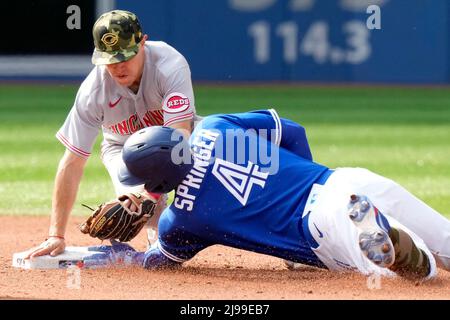 Cincinnati Reds second baseman Alejo Lopez (35) plays during the second  game of a baseball doubleheader against the Pittsburgh Pirates Tuesday,  Sept. 13, 2022, in Cincinnati. (AP Photo/Jeff Dean Stock Photo - Alamy