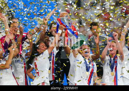 TURIN, ITALY. 21 MAY 2022. Olympique Lyonnais Feminin players lift the WUCL trophy after the UEFA Women's Champions League final 2022 between FC Barcelona and Olympique Lyonnais on May 21, 2022 at Juventus Stadium in Turin, Italy. Barcelona lost 1-3 over Olympique Lyonnais. Credit: Massimiliano Ferraro/Medialys Images/Alamy Live News Stock Photo