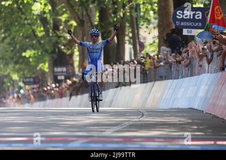 Turin, Italy. 21st May, 2022. Simon Yates wins the 14th stage of the Giro d'Italia during Stage 14 - Santena - Torino, Giro d'Italia in Turin, Italy, May 21 2022 Credit: Independent Photo Agency/Alamy Live News