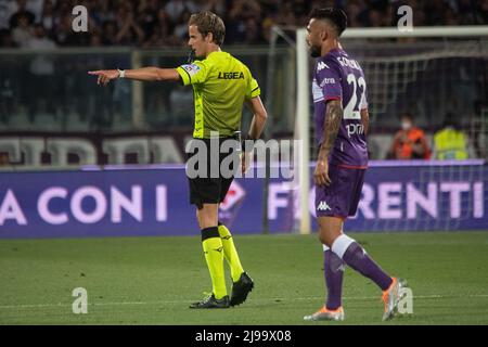 Florence, Italy. 21st May, 2022. Leonardo Bonucci of Juventus FC and  Krzysztof Piatek of ACF Fiorentina compete for the ball during the Serie A  2021/2022 football match between ACF Fiorentina and Juventus