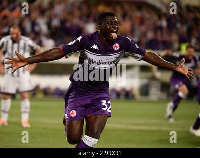 Florence, Italy. 21st May, 2022. Leonardo Bonucci of Juventus FC and  Krzysztof Piatek of ACF Fiorentina compete for the ball during the Serie A  2021/2022 football match between ACF Fiorentina and Juventus