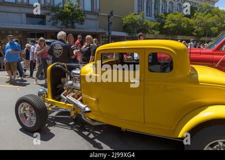 Petaluma, California, USA. 21st May, 2022. Classic American cars are displayed on the streets of Petaluma California during the annual Salute to American Graffiti movie. Credit: Tim Fleming/Alamy Live News Stock Photo