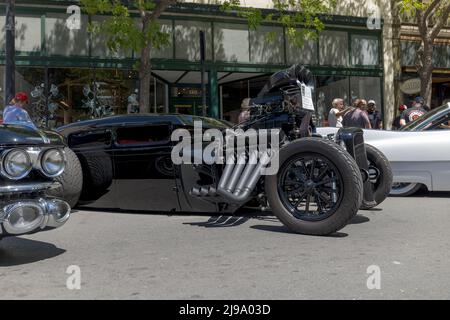 Petaluma, California, USA. 21st May, 2022. Classic American cars are displayed on the streets of Petaluma California during the annual Salute to American Graffiti movie. Credit: Tim Fleming/Alamy Live News Stock Photo