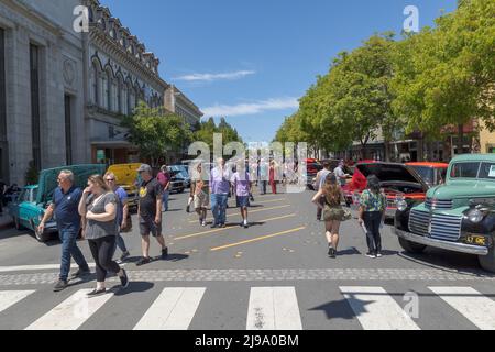 Petaluma, California, USA. 21st May, 2022. Classic American cars are displayed on the streets of Petaluma California during the annual Salute to American Graffiti movie. Credit: Tim Fleming/Alamy Live News Stock Photo