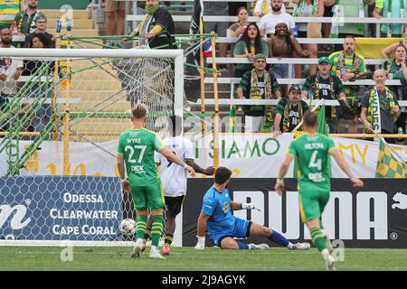 St. Petersburg, FL: Pittsburgh Riverhounds SC forward Alex Dixon (7) scored the first goal of the game getting the ball past Tampa Bay Rowdies goalkee Stock Photo