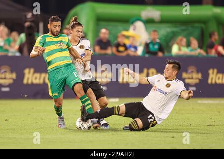 St. Petersburg, FL: Pittsburgh Riverhounds SC forward Danny Griffin (12) slide tackles and knocks the ball away from Tampa Bay Rowdies midfielder Leo Stock Photo